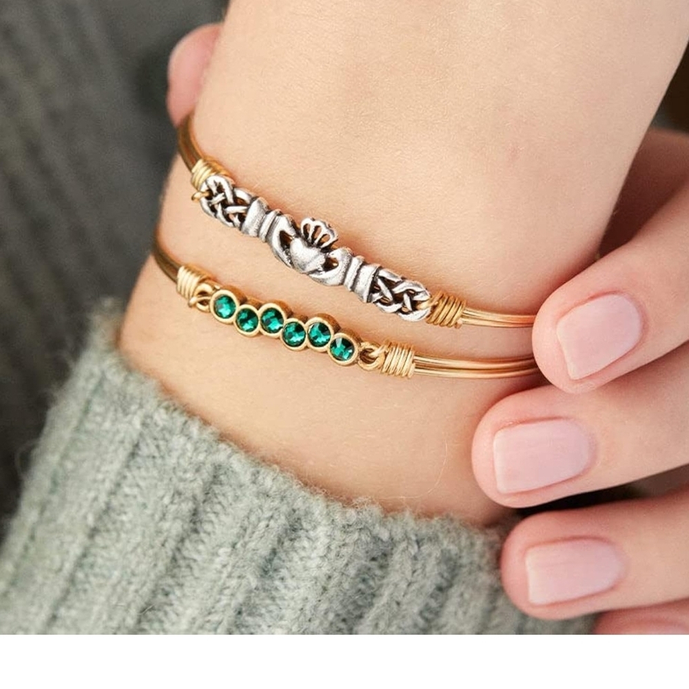 LUCA + DANNI CLADAGH BANGLE BRACELET. SILVER/PETITE